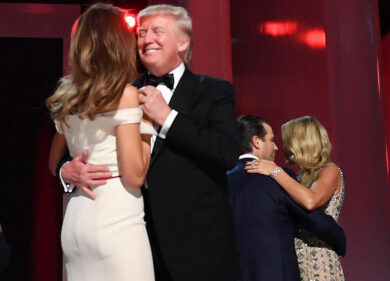 Trump, un libro lo fa tremare: dal pianto di Melania al McDonald’s alla Russia