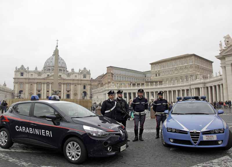 Saldi, Roma blindata. Polizia in borghese e metal detector a piazza Navona Saldi, Roma blindata. Polizia in borghese e metal detector a piazza Navona
