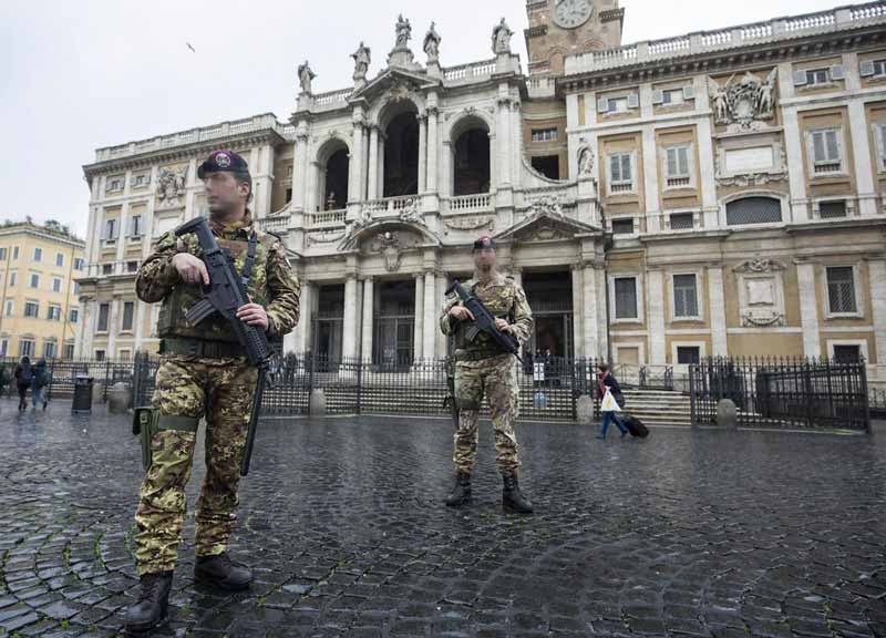 Saldi, Roma blindata. Polizia in borghese e metal detector a piazza Navona Saldi, Roma blindata. Polizia in borghese e metal detector a piazza Navona