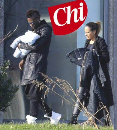 Mario Balotelli con il figlio Lion e la compagna Clelia. LE FOTO