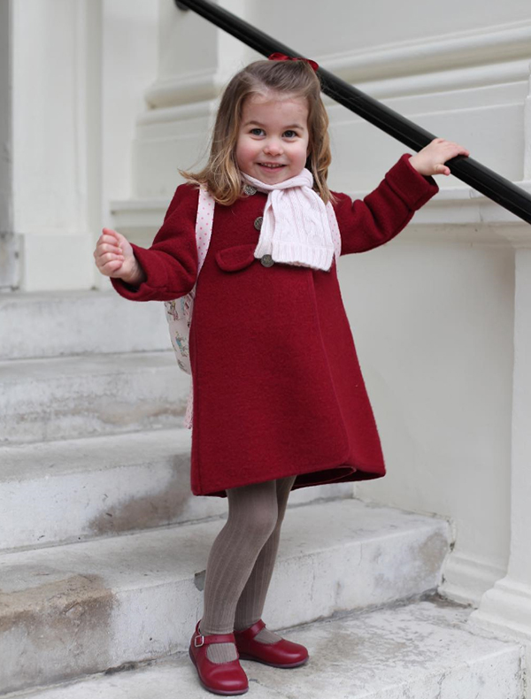 Kate Middleton, le foto di Charlotte al primo giorno di asilo Kate Middleton, le foto di Charlotte al primo giorno di asilo