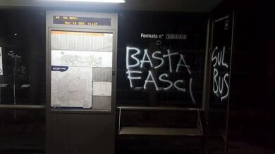 Blitz anarchico a Quarto Oggiaro: imbrattate scuole, case e pensiline