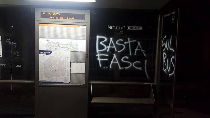 Blitz anarchico a Quarto Oggiaro: imbrattate scuole, case e pensiline Blitz anarchico a Quarto Oggiaro: imbrattate scuole, case e pensiline
