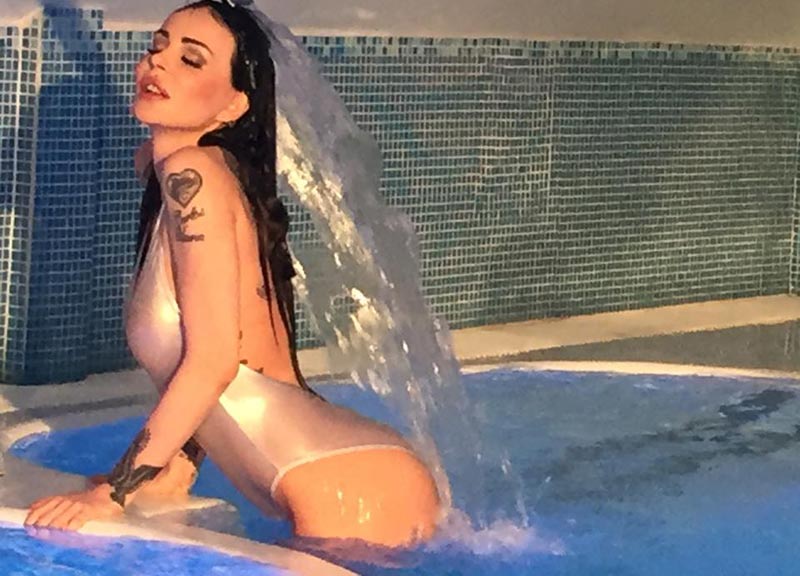 Nina Moric in “vacanza” in Siria: “Assad è un grande presidente. Un eroe” Nina Moric in “vacanza” in Siria: “Assad è un grande presidente. Un eroe”