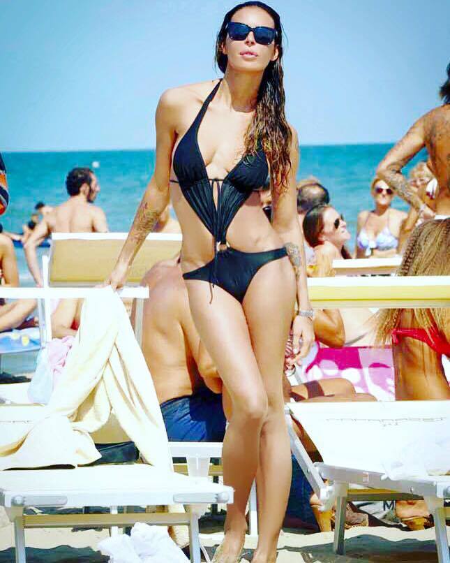 Nina Moric in “vacanza” in Siria: “Assad è un grande presidente. Un eroe” Nina Moric in “vacanza” in Siria: “Assad è un grande presidente. Un eroe”