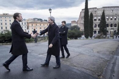 Macron-Gentiloni, nasce l’asse Italia-Francia. Endorsement al premier. Video