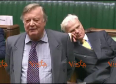 Deputato britannico si addormenta in aula durante discussione sulla Brexit