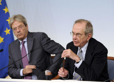 Giovani occupati, l’Italia batte solo la Grecia. Padoan: “Troppi vanno via”