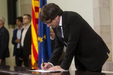 Catalogna, la Spagna impedisce l’elezione di Puigdemont: “Va arrestato”