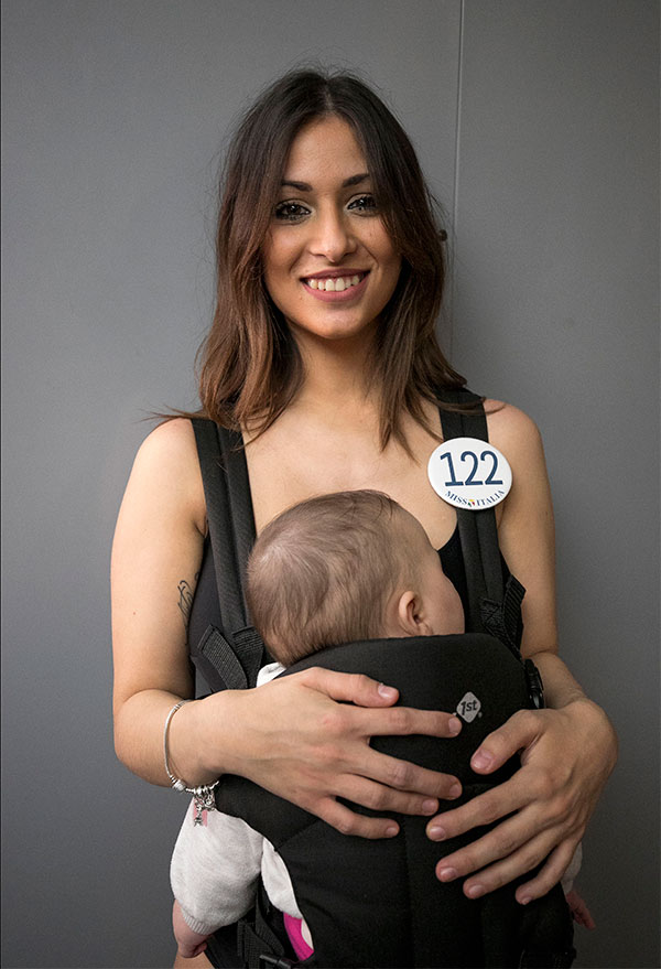 Miss Italia, sorpresa: c’è anche la neomamma con bimba nel marsupio. FOTO