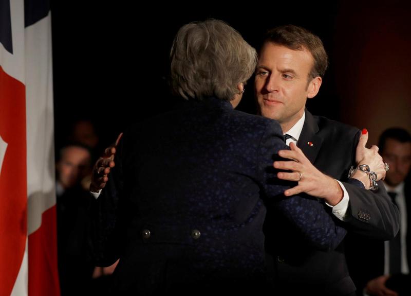 Brexit, Macron conquista la May: accordo sui migranti e ponte sulla Manica Brexit, Macron conquista la May: accordo sui migranti e ponte sulla Manica