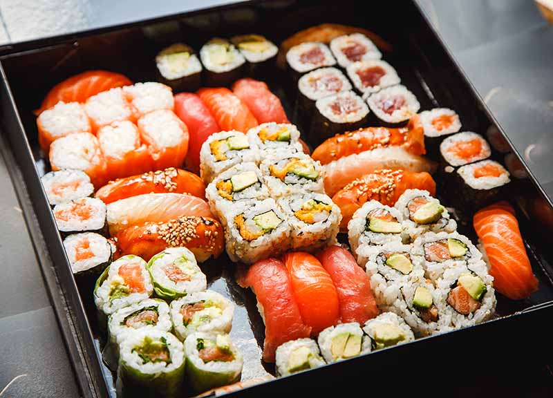 Mangia sushi e salmone crudo. SUSHI CHOC: VERME DI UN METRO NELL’INTESTINO Mangia sushi e salmone crudo. SUSHI CHOC: VERME DI UN METRO NELL’INTESTINO