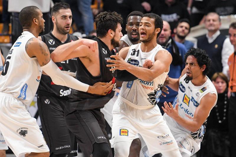 Basket, Alessandro Gentile: la rissa gli costa 3 giornate di squalifica. Foto Basket, Alessandro Gentile: la rissa gli costa 3 giornate di squalifica. Foto