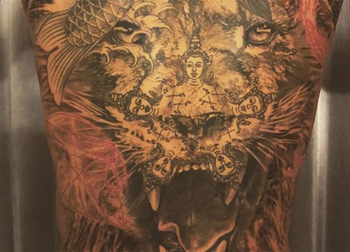Ibrahimovic, tatuaggio di un leone (e non solo) sulla schiena. LA FOTO Ibrahimovic, tatuaggio di un leone (e non solo) sulla schiena. LA FOTO