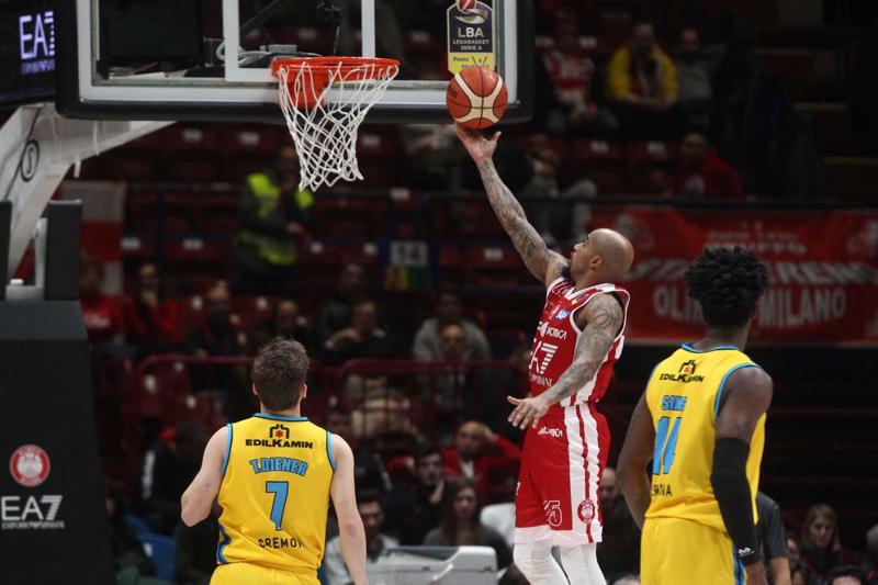 Olimpia Milano-Cremona 82-80: Kuzminskas schiacchia sulla sirena