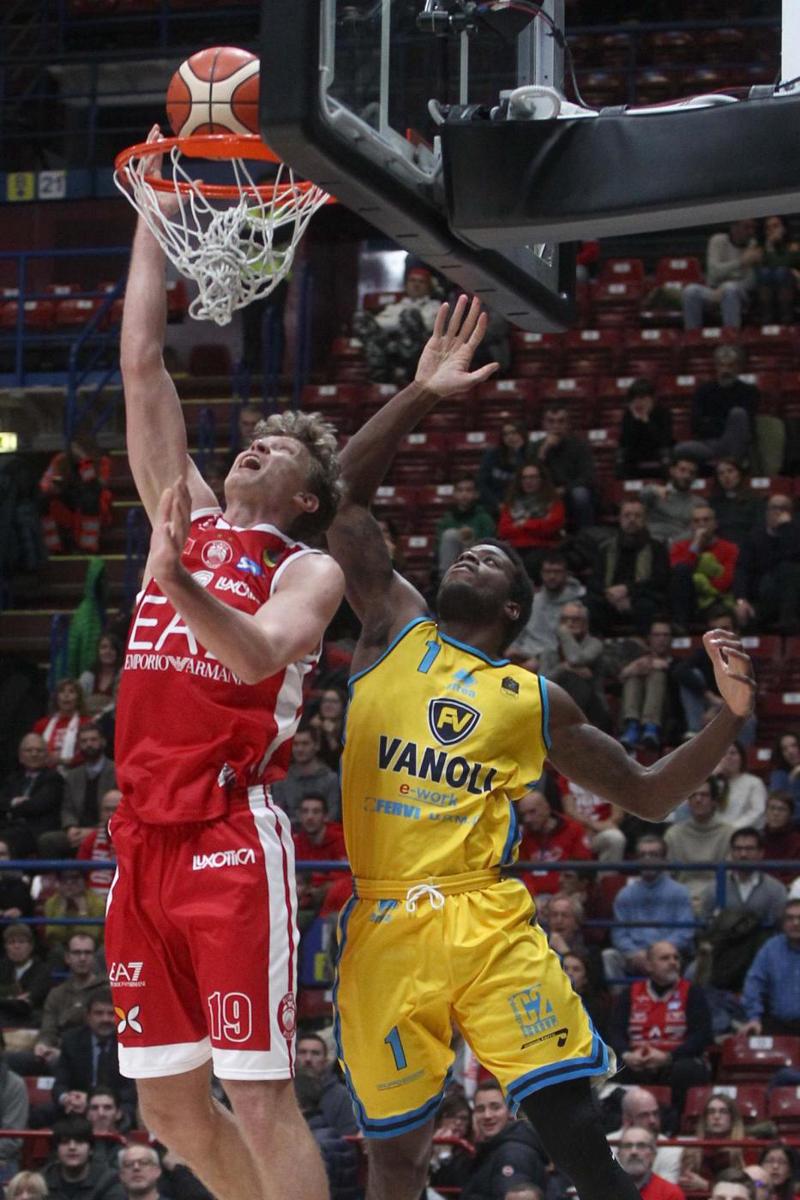 Olimpia Milano-Cremona 82-80: Kuzminskas schiacchia sulla sirena