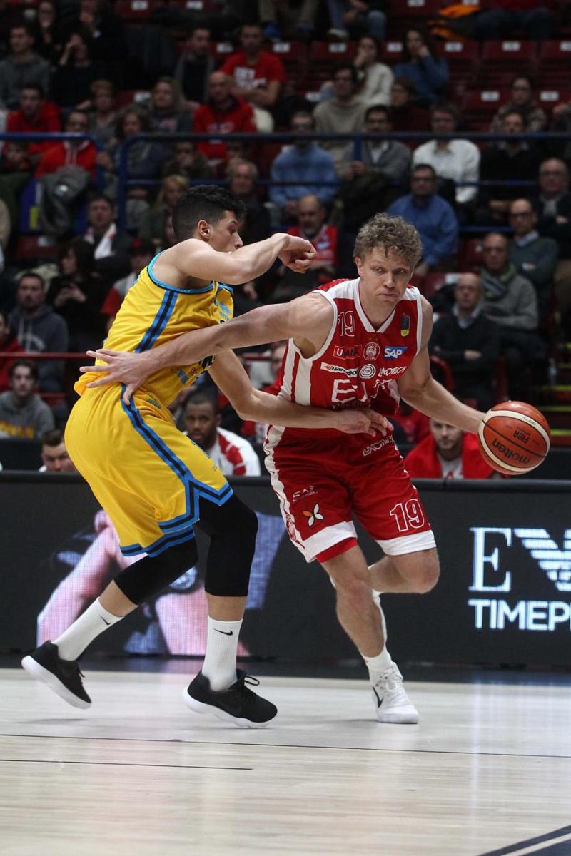 Olimpia Milano-Cremona 82-80: Kuzminskas schiacchia sulla sirena