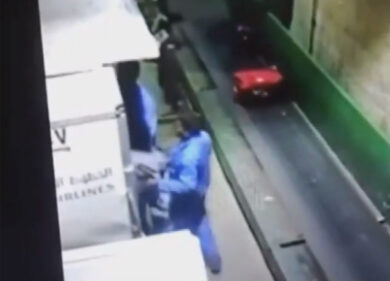 Bagagli maltrattati in aeroporto, il video-denuncia di un utente di Facebook