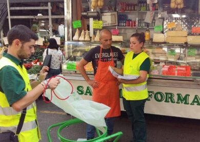 Rifiuti, la differenziata si fa anche nei mercati comunali di Milano