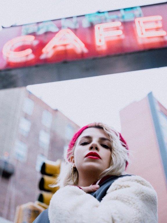 Emma: “Non sono lesbica. mi hanno attribuito flirt persino con la De Filippi” Emma: “Non sono lesbica. mi hanno attribuito flirt persino con la De Filippi”