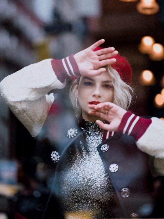 Emma: “Non sono lesbica. mi hanno attribuito flirt persino con la De Filippi” Emma: “Non sono lesbica. mi hanno attribuito flirt persino con la De Filippi”