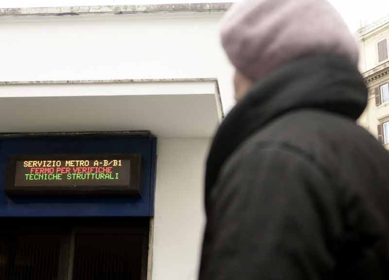 Metro B, donna investita da un treno. Ferma la tratta Eur Magliana-Laurentina Metro B, donna investita da un treno. Ferma la tratta Eur Magliana-Laurentina