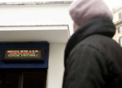 Metro B, la donna investita dal treno è stata spinta sui binari
