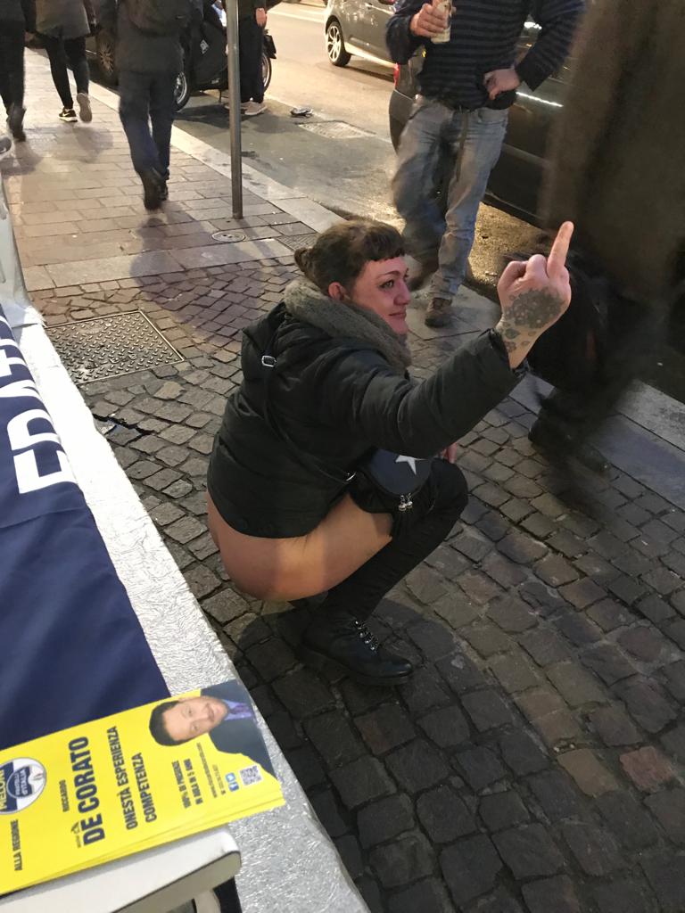 Elezioni, ragazza urina in pubblico sulla bandiera di Fratelli d’Italia Elezioni, ragazza urina in pubblico sulla bandiera di Fratelli d’Italia