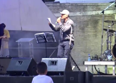 Santamaria canta l’inno 5 Stelle sulle note di Nun te areggae più