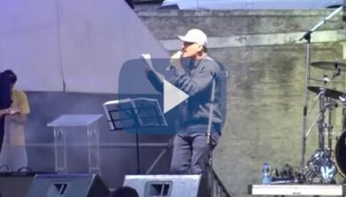 Elezioni 2018: il Pd candida la moglie di Santamaria, che cantava contro Renzi