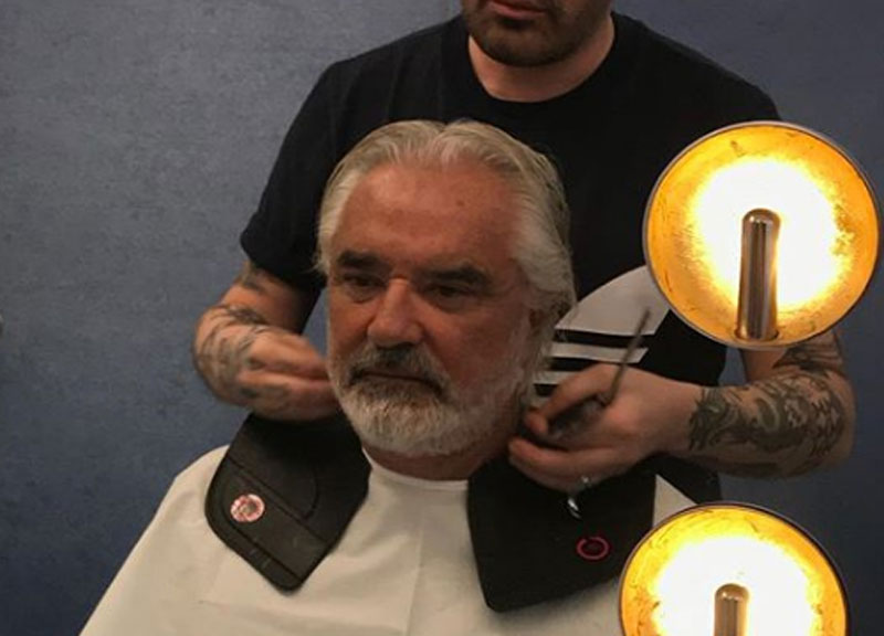 Flavio Briatore, nuovo look da single. I social: “Sembri Eric Forrester”. FOTO Flavio Briatore, nuovo look da single. I social: “Sembri Eric Forrester”. FOTO