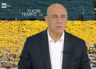 Crozza sul M5S: Lega o LeU? Come sciegliere tra gorgonzola e parapendio