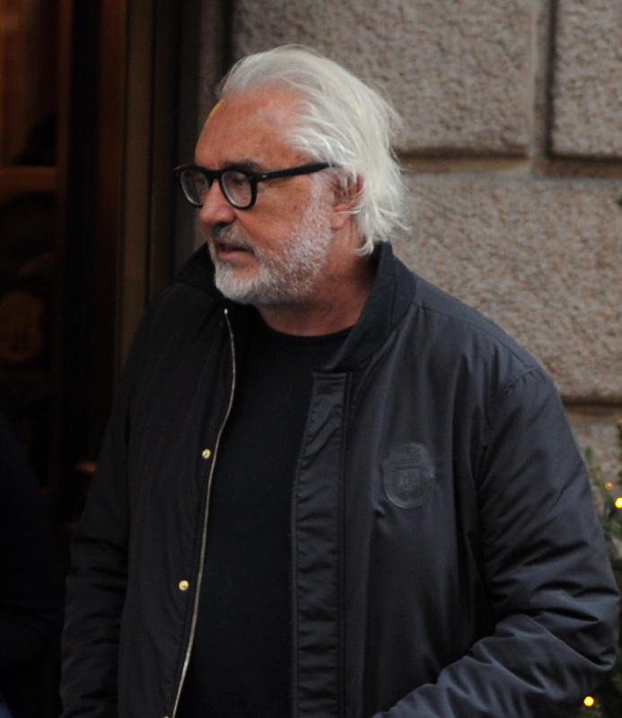 Flavio Briatore, nuovo look da single. I social: “Sembri Eric Forrester”. FOTO Flavio Briatore, nuovo look da single. I social: “Sembri Eric Forrester”. FOTO