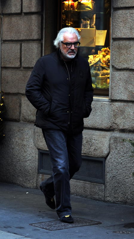 Flavio Briatore, nuovo look da single. I social: “Sembri Eric Forrester”. FOTO Flavio Briatore, nuovo look da single. I social: “Sembri Eric Forrester”. FOTO