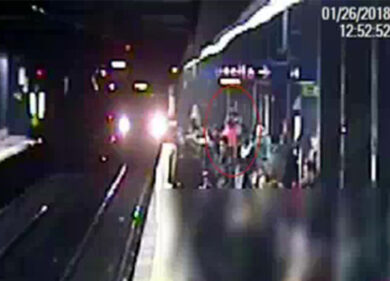 Metro B, spinge una donna sui binari. Il video shock dell’incidente