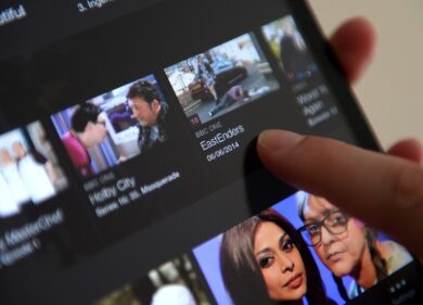 Italiani multiscreen divorati da pc, tablet, tv e cellulari. Boom social tv