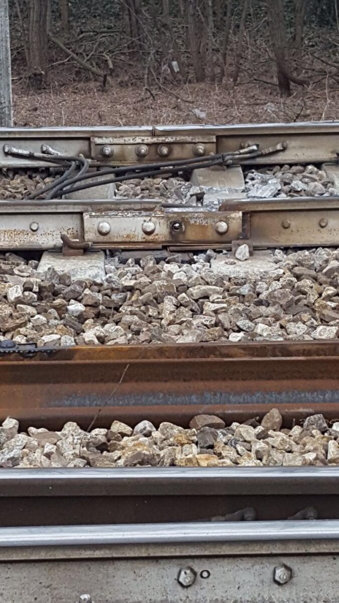 Deragliamento Pioltello, sindaci e pendolari sul treno solidale Deragliamento Pioltello, sindaci e pendolari sul treno solidale