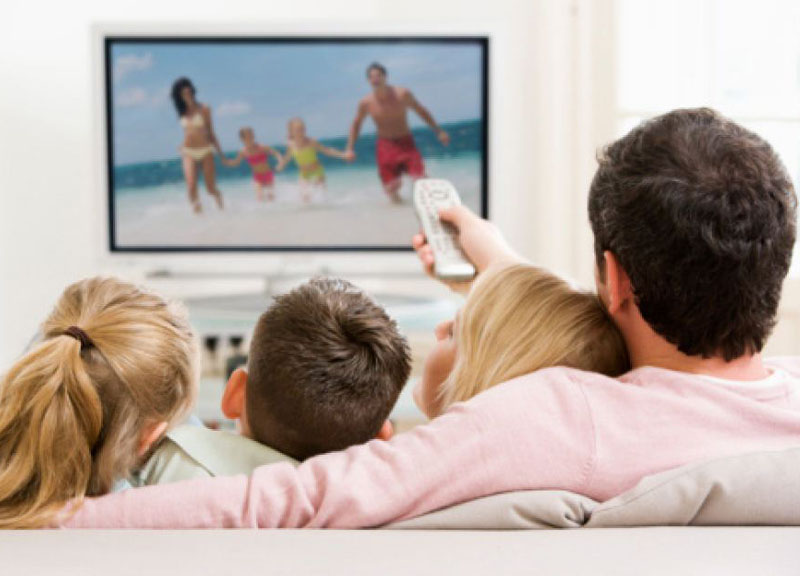 Italiani multiscreen divorati da pc, tablet, tv e cellulari. Boom social tv