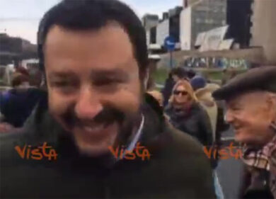 Salvini riceve una dichiarazione d’amore da un elettore al mercato di Bonola