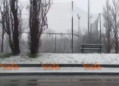 Maltempo, oltre dieci centimetri di neve a Bologna. VIDEO