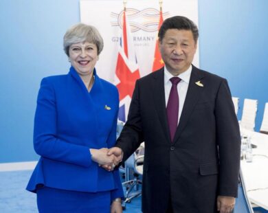 Theresa May seduce la Cina: non parla di diritti umani e accordo post Brexit