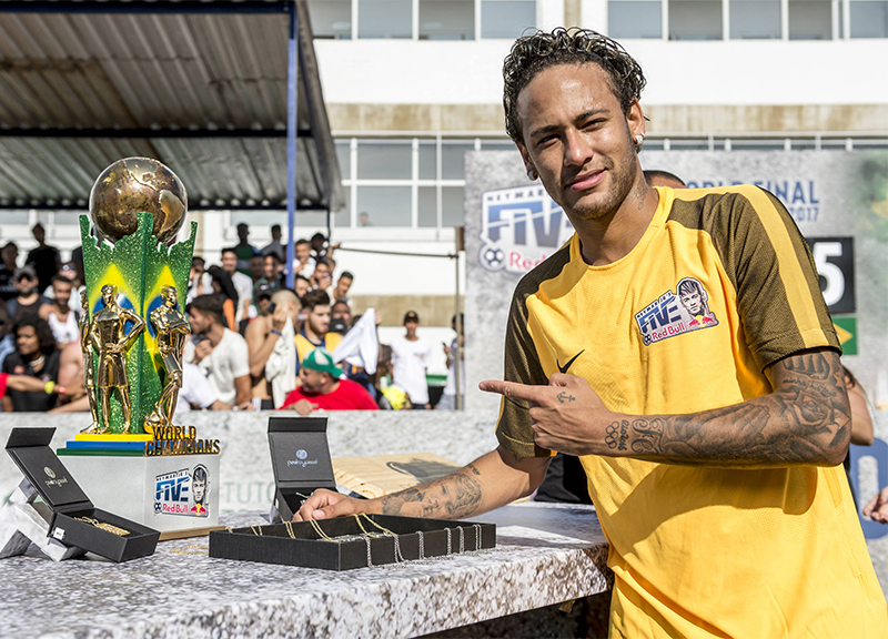 Neymar compie 26 anni e annuncia una sopresa. VIDEO Neymar compie 26 anni e annuncia una sopresa. VIDEO
