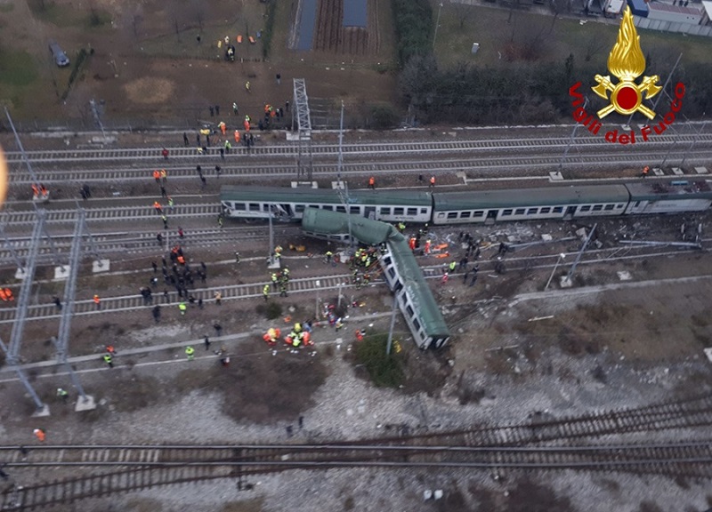 Treno deragliato a Pioltello, Rfi: “Accertamenti anche su carrozza” Treno deragliato a Pioltello, Rfi: “Accertamenti anche su carrozza”