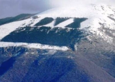 Casapound fa risorgere il “dux” su Monte Giano. La scritta è riparata