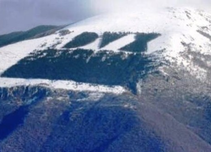 Casapound fa risorgere il “dux” su Monte Giano. La scritta è riparata Casapound fa risorgere il “dux” su Monte Giano. La scritta è riparata