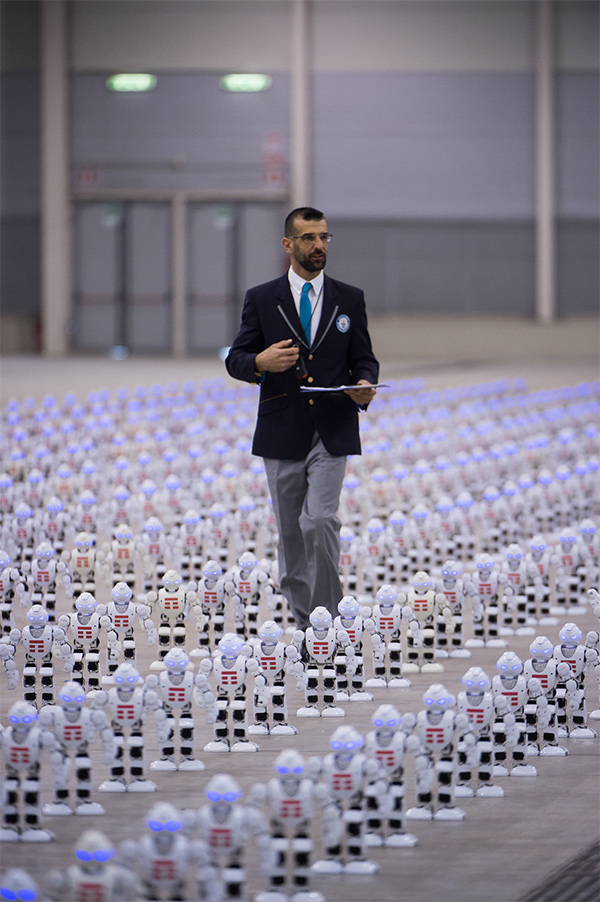 TIM: Guinness dei Primati per aver fatto ballare 1372 robot contemporaneamente TIM: Guinness dei Primati per aver fatto ballare 1372 robot contemporaneamente