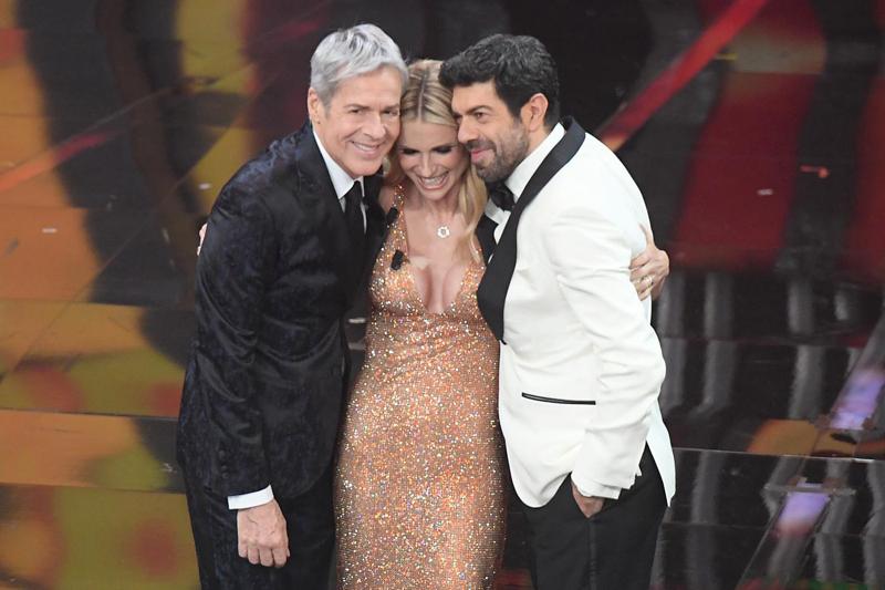 Sanremo 2018 look, Hunziker sirena da urlo. E tutte vogliono Favino nudo. FOTO Sanremo 2018 look, Hunziker sirena da urlo. E tutte vogliono Favino nudo. FOTO