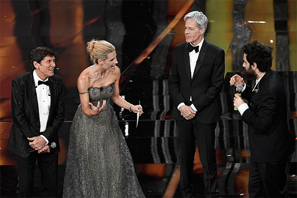 Sanremo 2018 look, Hunziker sirena da urlo. E tutte vogliono Favino nudo. FOTO Sanremo 2018 look, Hunziker sirena da urlo. E tutte vogliono Favino nudo. FOTO