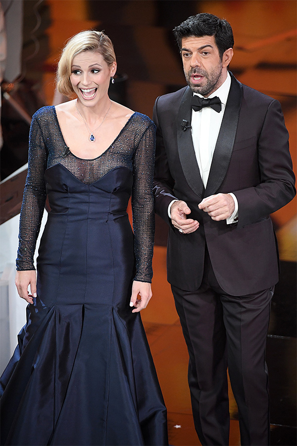 Sanremo 2018 look, Hunziker sirena da urlo. E tutte vogliono Favino nudo. FOTO Sanremo 2018 look, Hunziker sirena da urlo. E tutte vogliono Favino nudo. FOTO