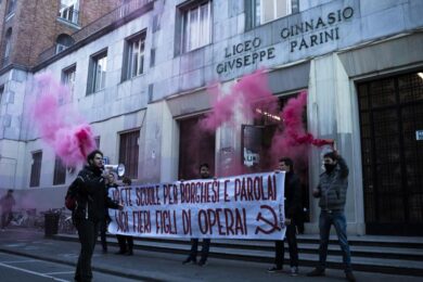 Milano, blitz Fgc al liceo Parini: “Volete i borghesi, noi figli di operai”